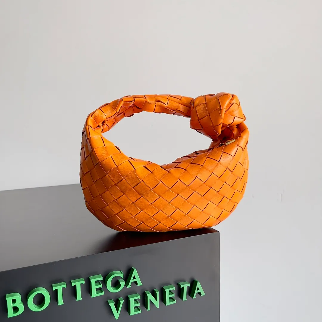 Batch 1120 Bottega veneta͙.——The latest braided and knotted hobo🔥 The top-grade lambskin leather is very soft, the bag shape is unique, practical and durable. It retains the traditional weaving elements while being a bit more flamboyant ~ Made of hand-woven sheepskin, zipper opening and closing, curved seamless structure, effortless to match. Highly recommended⚠️⚠️⚠️ The highest-end in the market🌈 Welcome to compare [Factory equipped with full package] size: 23x15x5cm.   Model: 651876
